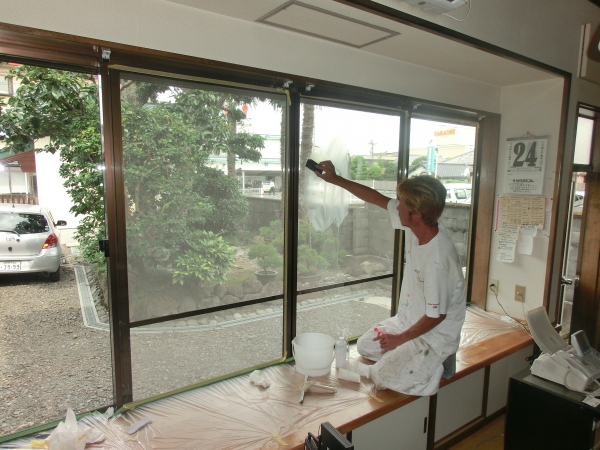 養生をし、ガラスに付いた汚れを落とすために研磨剤で油膜を落としプライマーで仕上げます。