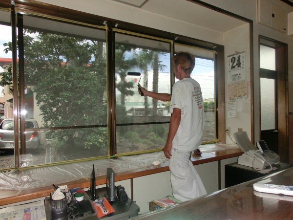 ムラにならないように塗っていき、約1時間ほど寝かせ、硬化したら養生をはがします。